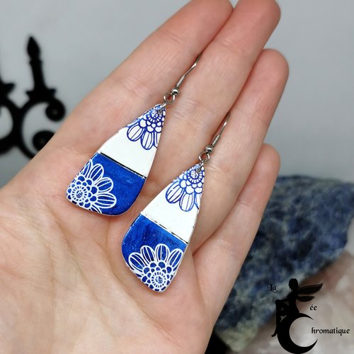 Boucles d'oreilles ailettes nail art fleurs bicolor bleu et blanc. bijou artisanal en acier inoxydable
