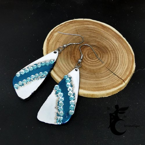 Boucles d'oreilles ailettes nail art blanc et bleu à strass
