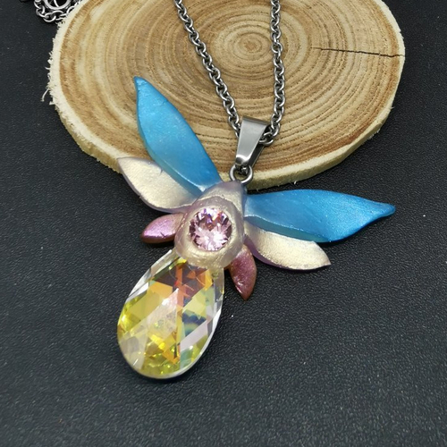 Pendentif féerique - petite fée, libellule  - bijou magique pâte polymère et cristal