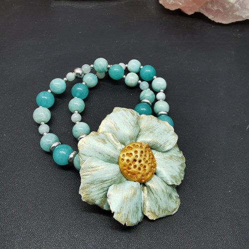 Bracelet multirangs grande fleur turquoise et or, perles d'amazonite, quartz teinté et acier inoxydable