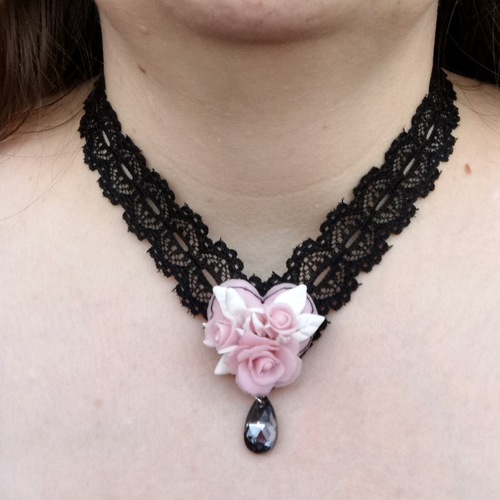 Collier gothique et romantique roses et dentelle - bijou fait main noir et rose - cadeau saint valentin