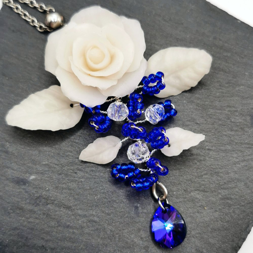 Pendentif rivière de roses blanc et bleu - bijou d'exception pour femme romantique - mariage - acier inoxydable