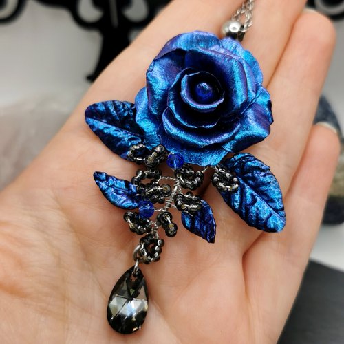 Pendentif rivière de roses bleu et noir - bijou d'exception pour femme gothique et romantique - mariage - acier inoxydable