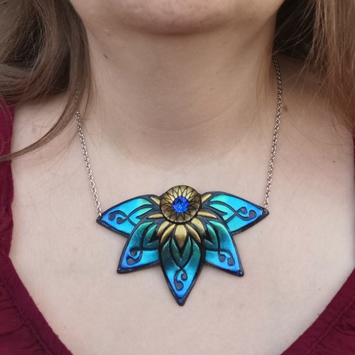 Collier grand lotus - bleu, turquoise vert et or