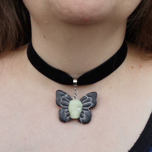 Collier ras de cou papillon tête de mort - bijou gothique et romantique - bijou phosphorescent- glow in the dark