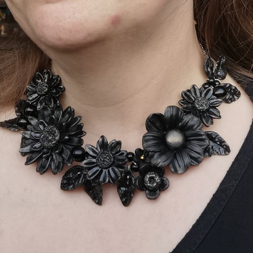 Collier plastron rivière de fleurs gothique en noir et en paillettes - bijoux unique et d'exception