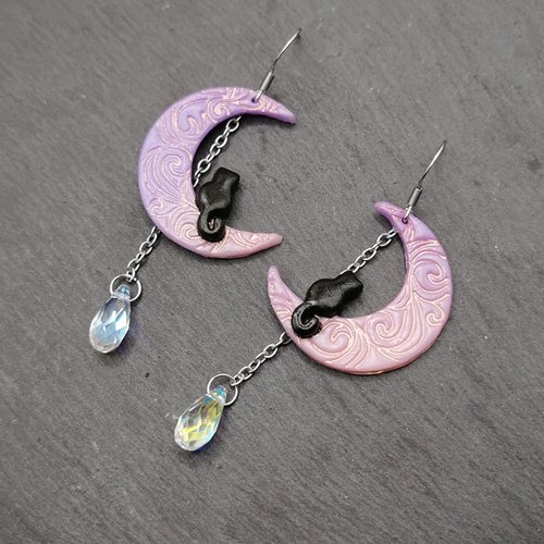 Boucles d'oreilles pendantes chat dans le lune - bijou féerique et romantique - acier inoxydable - mauve et rose