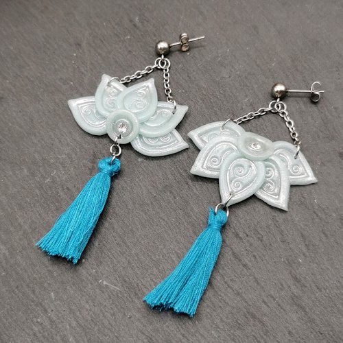 Boucles d'oreilles pendantes lotus et pompon - cadeau pour fée - fairycore - bijou romantique