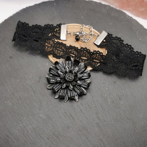 Ras du cou en dentelle médaillon gerbera noir - bijou gothique et romantique
