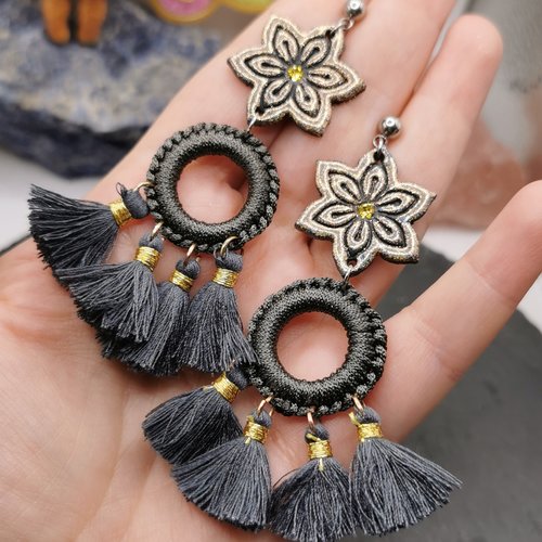 Boucles d'oreilles pendantes fleurs et pompons - gris et or - boho chic - noël