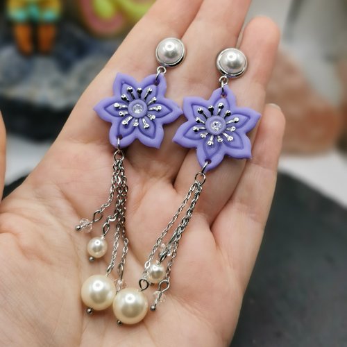 Boucles d'oreilles pendantes fleurs mauve, perles et strass - bijoux élégant - noël bohème chic - romantique - floral