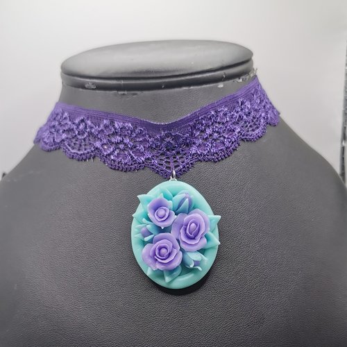 Ras de cou en dentelle médaillon bouquet de roses - bijou gothique et romantique - violet, mauve, vert pastel