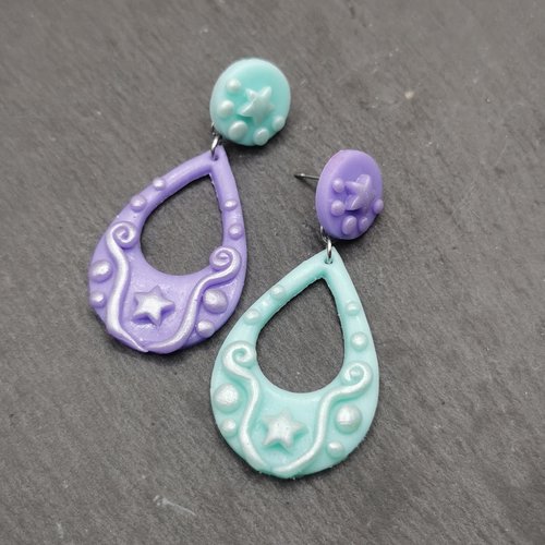 Boucle d'oreille tendance retro asymétrique - mauve et vert menthe - bijou fun