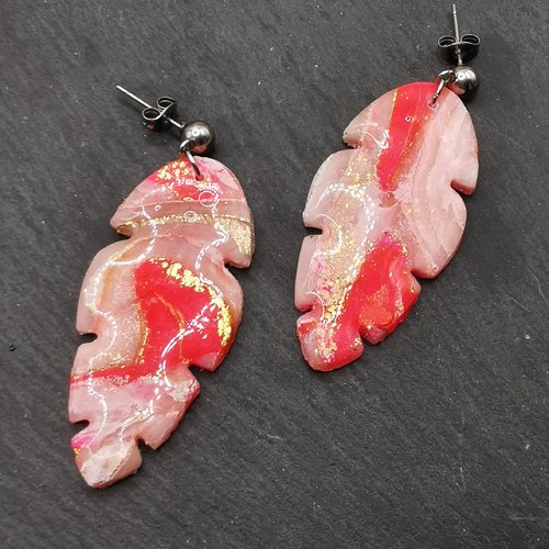 Boucles d'oreilles plumes tendance rétro et romantique rose et or