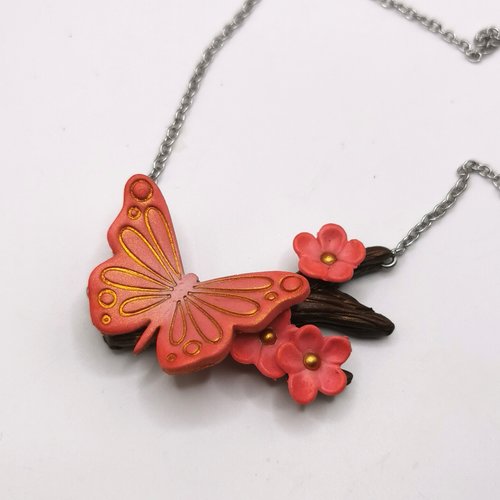 Collier bohème "papillon sur branche de cerisier"