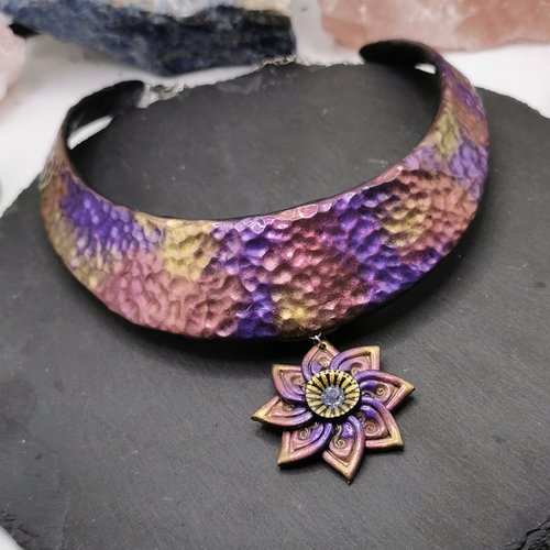 Collier plastron fleur lotus violet / or - collier fait main - création unique