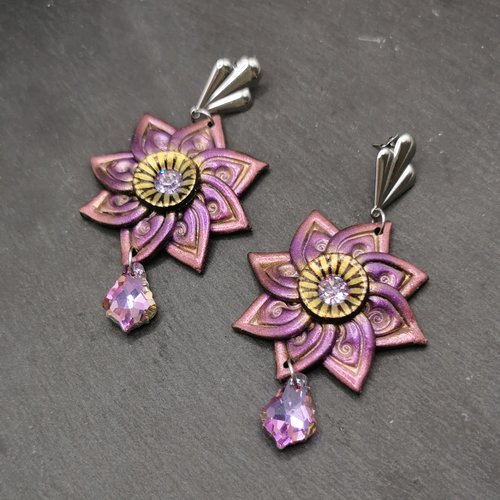 Boucles d'oreilles longues rosaces violet et or