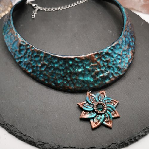 Collier plastron fleur lotus violet / or - collier fait main - création unique