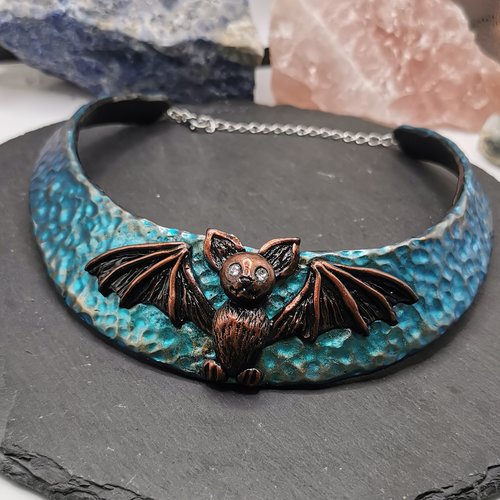 Collier plastron chauve-souris violet / or - collier fait main - création unique - gothique - halloween