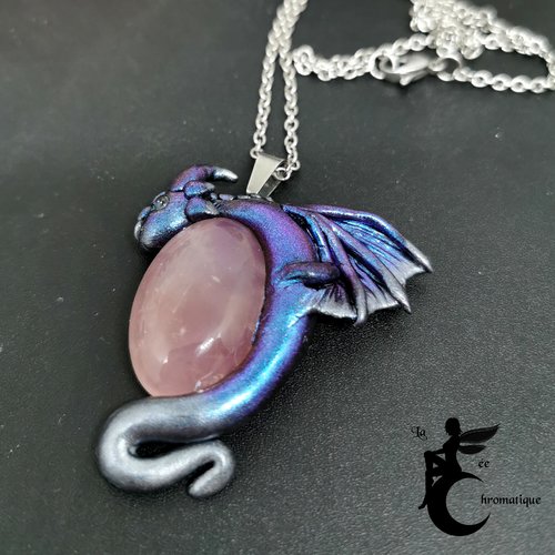 Grand pendentif dragon bleu et argent et son cabochon de quartz rose, bijou collier artisanal pâte polymère et acier inoxydable