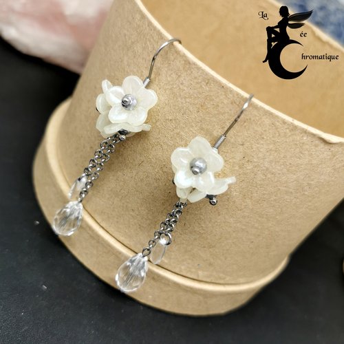 Boucles d'oreilles longue mariée fleurs et perles - bijou en acier inoxydable pour cérémonie champêtre et bohème