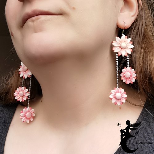 Boucles d'oreilles longues marguerites perles rose - bijou fait main en acier inoxydable