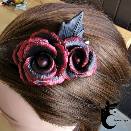 Peigne à cheveux roses sombres - bijoux gothique et romantique - rose rouge et noire
