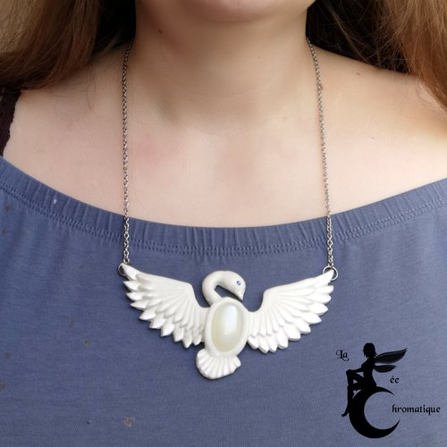 Collier cygne bijou unique en pâte polymère, pierre de lune et acier