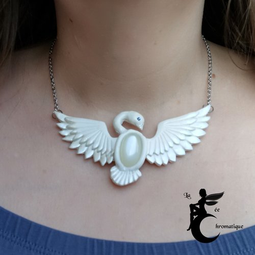 Collier cygne bijou unique en pâte polymère, pierre de lune et acier