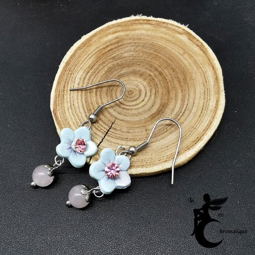 Boucles d'oreilles pendantes petites fleurs et quartz rose - bijou printanier et bohème - inspiration champêtre - acier inoxydable