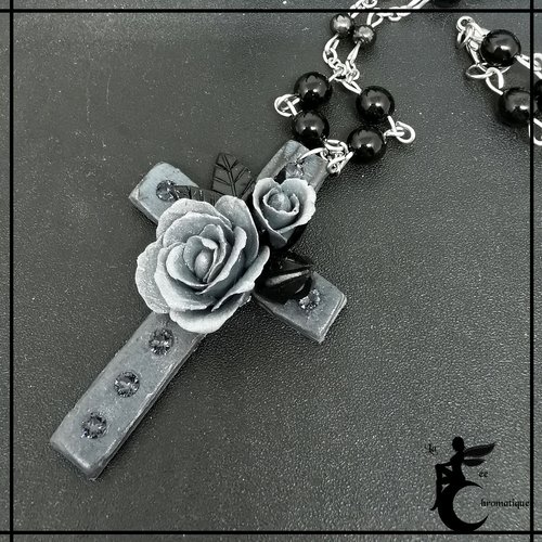 Rosaire aux roses - bijou gothique romantique - croix - crucifix