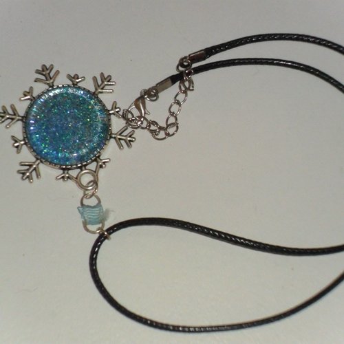 Collier cabochon flocon de neigne
