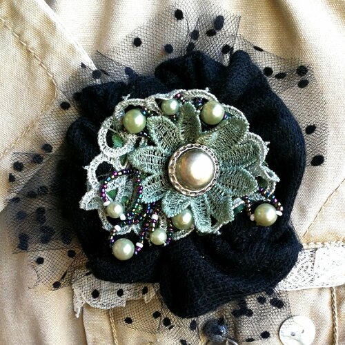 Broche fleur en dentelle et plumetis noir brodée perles