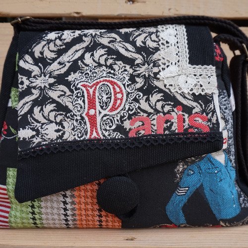 Sac à main textile motifs paris, fleurs graphiques, femme chemise bleue