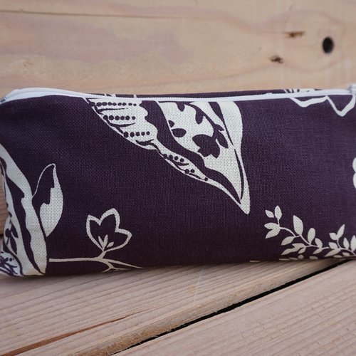 Pochette textile zip 20 cm motifs fleur, feuillage coloris écru sur fond aubergine/marron