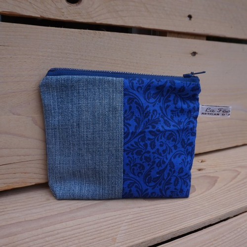 Pochette textile, trousse maquillage jean recyclé et motifs graphiques bleu/violet.