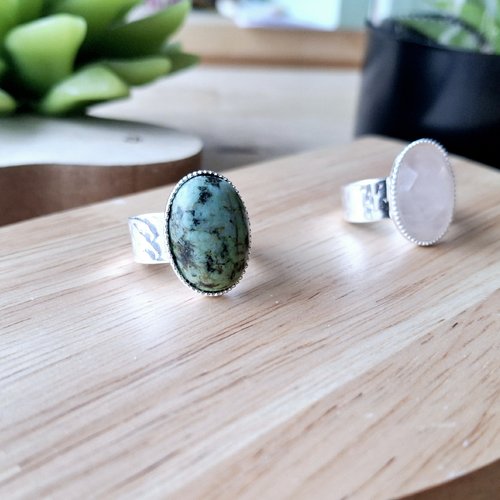 Gemme argentée : bague réglable argentée de qualité ornée d'une pierre gemme de 18x13 mm