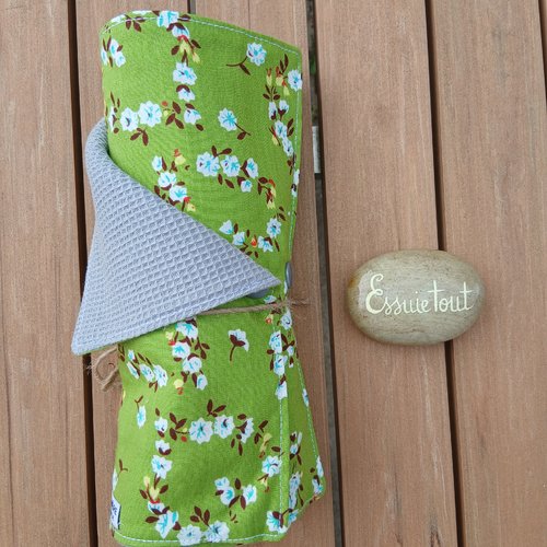 Essuie tout fleuri sur fond vert de la folie de bébère