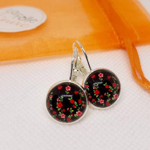 Boucles d'oreilles dormeuses argent cabochon verre motif petites fleurs rouges sur fond noir