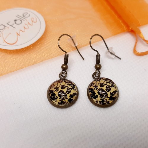 Boucles d'oreilles bronze pendantes cabochon verre motif floral noir sur fond doré