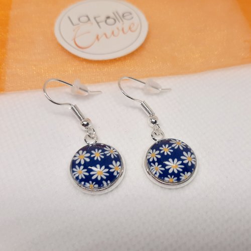 Boucles d'oreilles pendantes cabochon verre motif marguerites sur fond marine