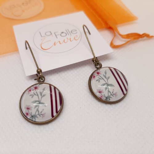 Boucles d'oreilles pendantes  cabochon verre motif petites fleurs et lignes violet foncé