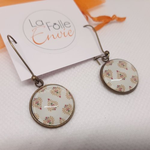 Boucles d'oreilles pendantes  cabochon verre motif beige