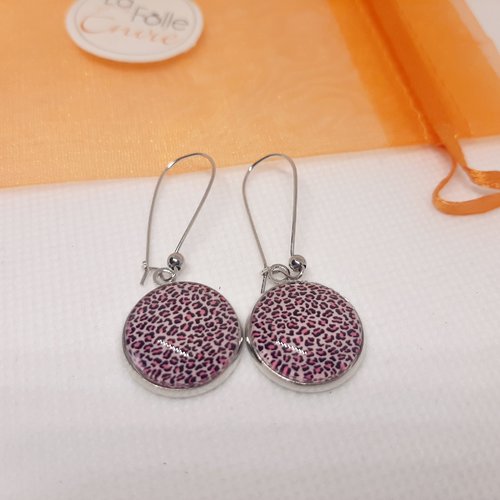 Boucles d'oreilles pendantes cabochon verre motif léopard rose