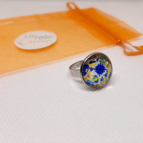 Bague ajustable cabochon en verre motif mosaïque bleu vert et jaune