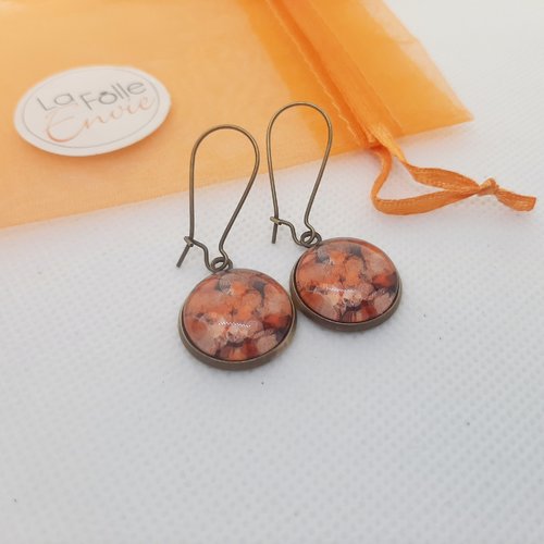 Boucles d'oreilles bronze pendantes cabochon verre motif abstrait orangé