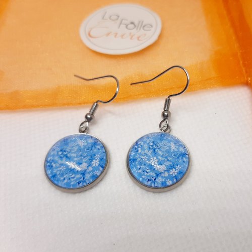 Boucles d'oreilles pendantes cabochon verre motif petites fleurs bleues et blanches