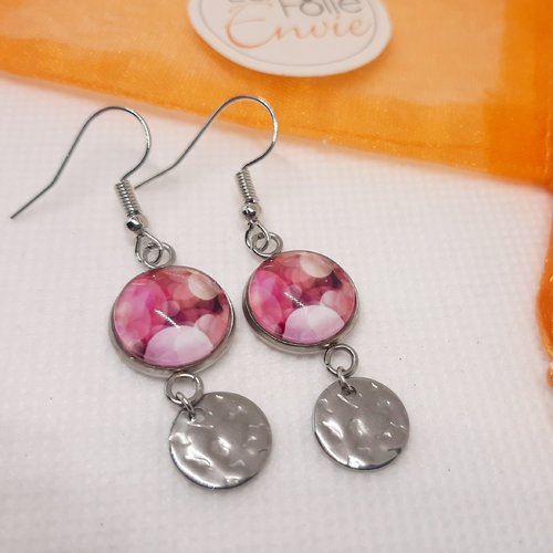 Boucles d'oreilles pendantes breloque cabochon verre motif flou rose