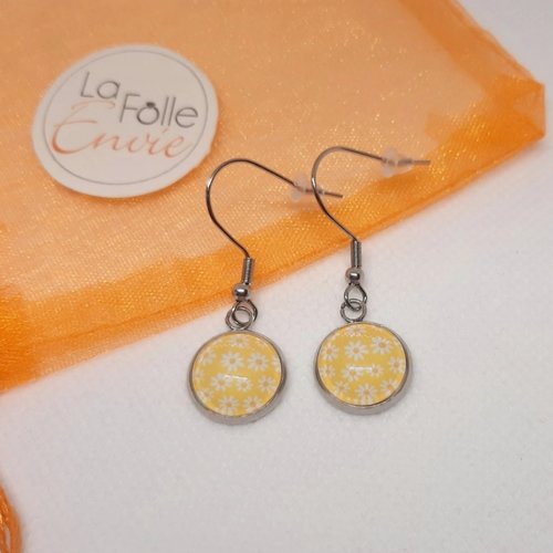 Boucles d'oreilles pendantes cabochon verre motif marguerites sur fond jaune