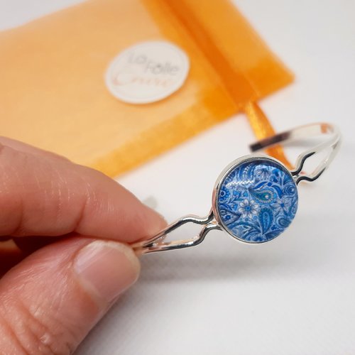 Bracelet jonc acier inoxydable et cabochon verre motif paisley bleu